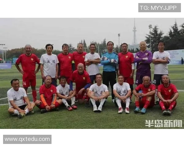 足球明星队齐聚一堂合照留念展现团结与友谊的精彩瞬间